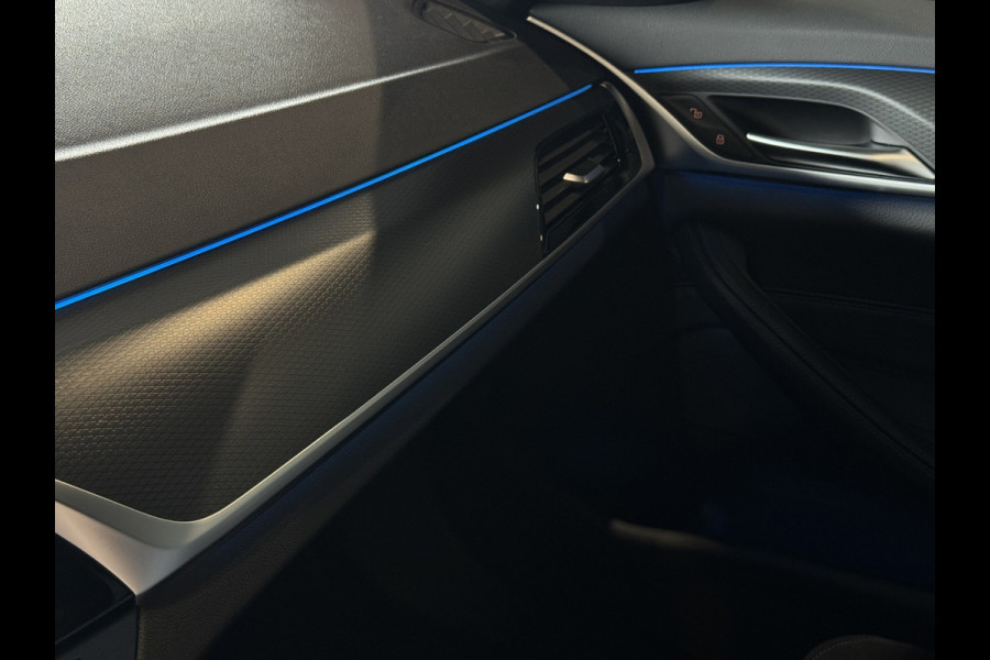 BMW 5 Serie Touring 530e xDrive M-Sport | Trekhaak | 360 | Elektrische stoelen | Shadow Line | Sfeerverlichting | Carplay | Memory
