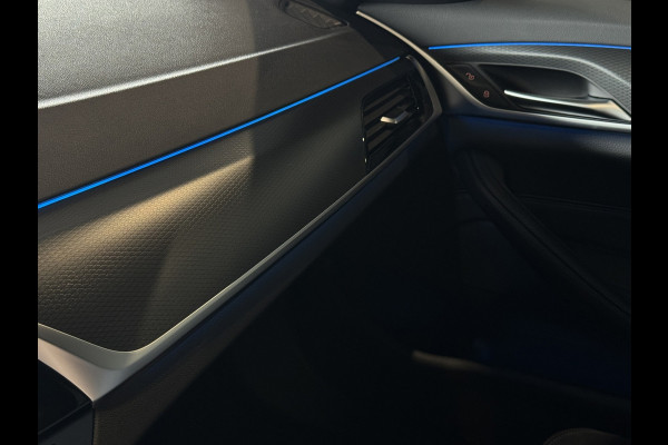 BMW 5 Serie Touring 530e xDrive M-Sport | Trekhaak | 360 | Elektrische stoelen | Shadow Line | Sfeerverlichting | Carplay | Memory