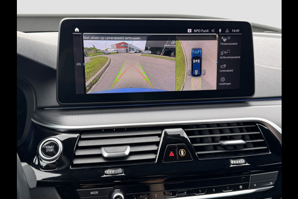 BMW 5 Serie Touring 530e xDrive M-Sport | Trekhaak | 360 | Elektrische stoelen | Shadow Line | Sfeerverlichting | Carplay | Memory