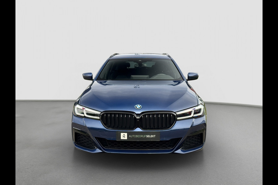 BMW 5 Serie Touring 530e xDrive M-Sport | Trekhaak | 360 | Elektrische stoelen | Shadow Line | Sfeerverlichting | Carplay | Memory