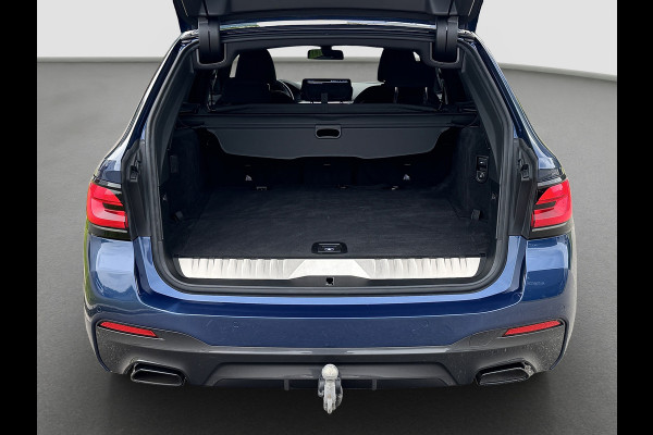 BMW 5 Serie Touring 530e xDrive M-Sport | Trekhaak | 360 | Elektrische stoelen | Shadow Line | Sfeerverlichting | Carplay | Memory