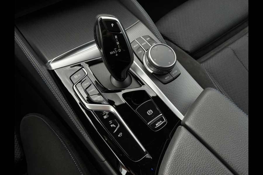 BMW 5 Serie Touring 530e xDrive M-Sport | Trekhaak | 360 | Elektrische stoelen | Shadow Line | Sfeerverlichting | Carplay | Memory