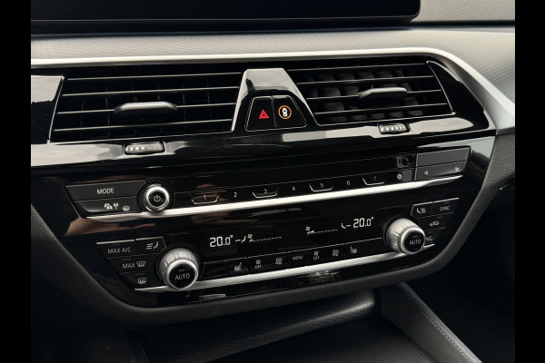 BMW 5 Serie Touring 530e xDrive M-Sport | Trekhaak | 360 | Elektrische stoelen | Shadow Line | Sfeerverlichting | Carplay | Memory