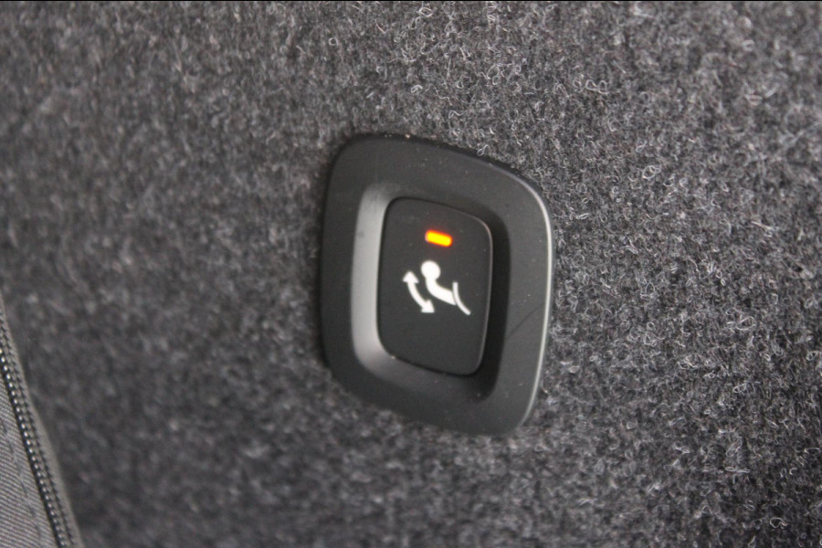 Volvo XC40 B4 211PK Automaat Plus Dark Semi elektrisch wegklapbare trekhaak / Verwarmbare voorruit / Google infotainment / Elektrisch bedienbare bestuurdersstoel met geheugen
