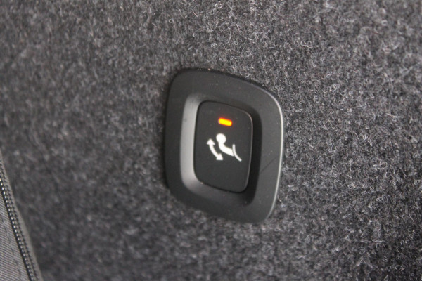 Volvo XC40 B4 211PK Automaat Plus Dark Semi elektrisch wegklapbare trekhaak / Verwarmbare voorruit / Google infotainment / Elektrisch bedienbare bestuurdersstoel met geheugen