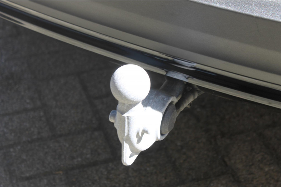 Volvo XC40 B4 211PK Automaat Plus Dark Semi elektrisch wegklapbare trekhaak / Verwarmbare voorruit / Google infotainment / Elektrisch bedienbare bestuurdersstoel met geheugen