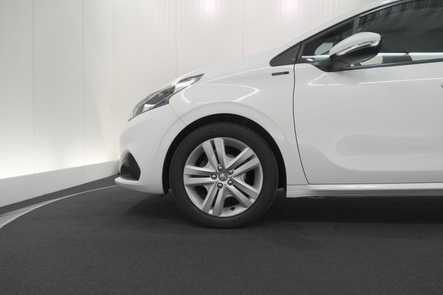 Peugeot 208 PureTech 82 Signature | Parkeersensoren | Apple Carplay | Pack Connect | Armsteun