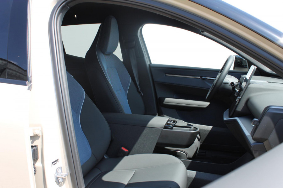 Volvo EX30 272PK Automaat Single Motor Ext. Range Plus Europa Elektrisch verstelbare voorstoelen / Verwarmbare voorstoelen en verwarmbaar stuurwiel / 20" lichtmetalen velgen