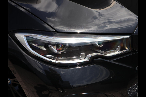 BMW 3 Serie Touring 320e xDrive High Executive M Sport Pakket Automaat / Live Cockpit Professional / Adaptief M Onderstel / Panoramadak / Stoelverwarming / Extra Getint Glas / LED / 19 Inch / Hifi / Lichtpakket