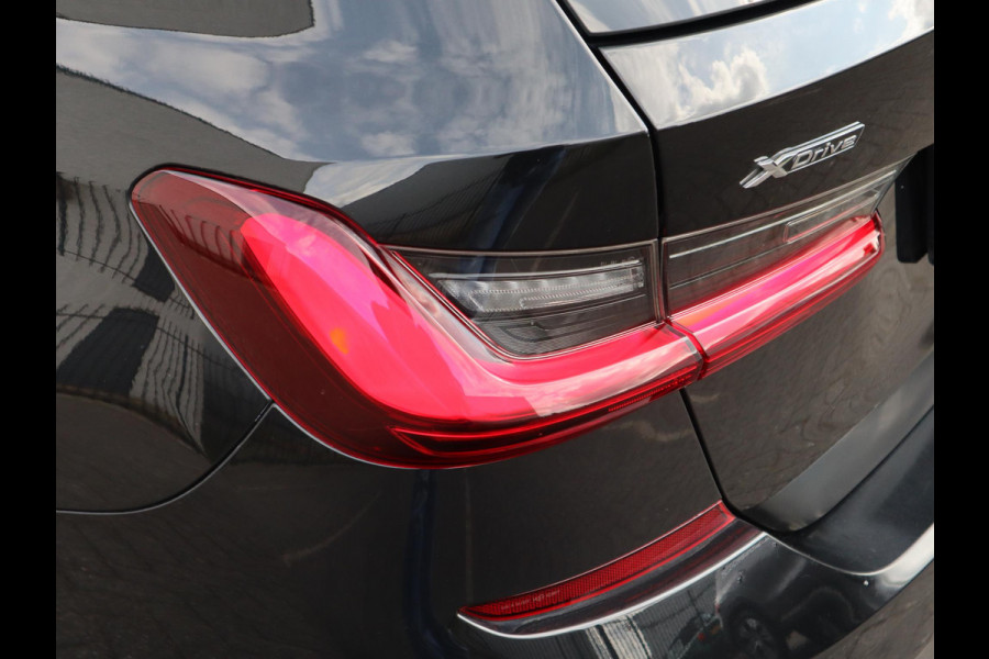 BMW 3 Serie Touring 320e xDrive High Executive M Sport Pakket Automaat / Live Cockpit Professional / Adaptief M Onderstel / Panoramadak / Stoelverwarming / Extra Getint Glas / LED / 19 Inch / Hifi / Lichtpakket