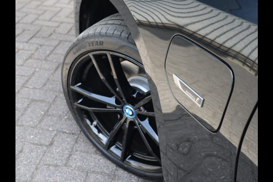 BMW 3 Serie Touring 320e xDrive High Executive M Sport Pakket Automaat / Live Cockpit Professional / Adaptief M Onderstel / Panoramadak / Stoelverwarming / Extra Getint Glas / LED / 19 Inch / Hifi / Lichtpakket