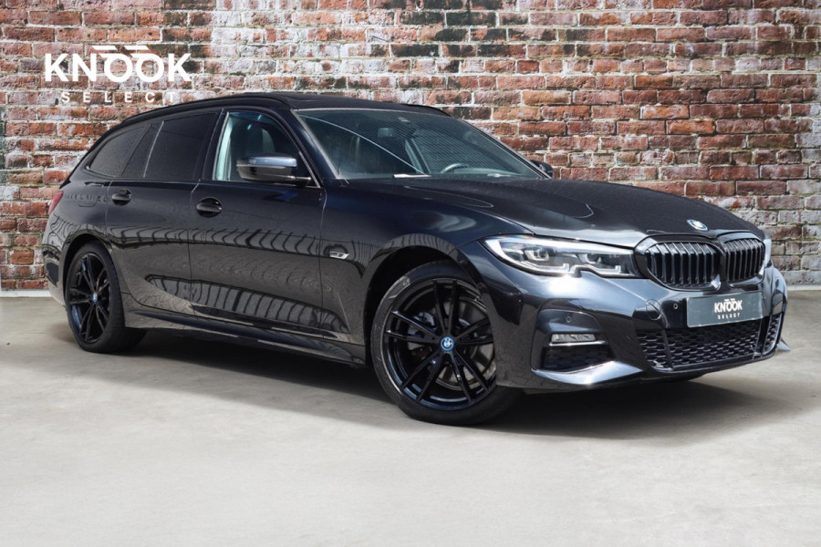 BMW 3 Serie Touring 320e xDrive High Executive M Sport Pakket Automaat / Live Cockpit Professional / Adaptief M Onderstel / Panoramadak / Stoelverwarming / Extra Getint Glas / LED / 19 Inch / Hifi / Lichtpakket