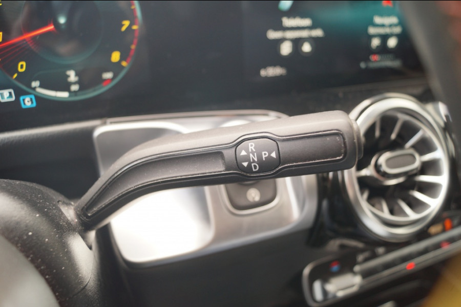 Mercedes-Benz Glb 180 Automaat AMG Business Solution -PANO-ECC-TREKHAAK-