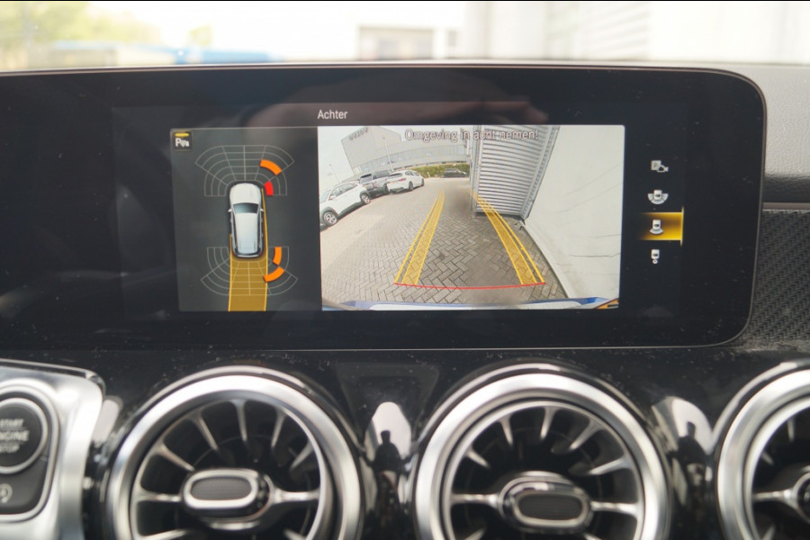 Mercedes-Benz Glb 180 Automaat AMG Business Solution -PANO-ECC-TREKHAAK-