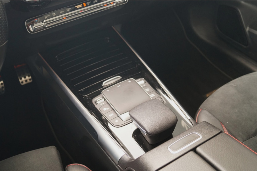 Mercedes-Benz Glb 180 Automaat AMG Business Solution -PANO-ECC-TREKHAAK-
