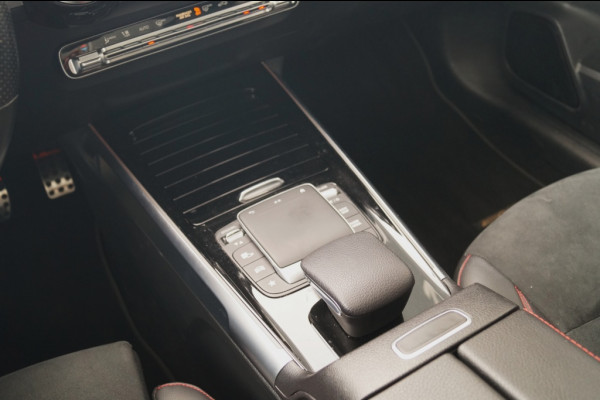 Mercedes-Benz Glb 180 Automaat AMG Business Solution -PANO-ECC-TREKHAAK-