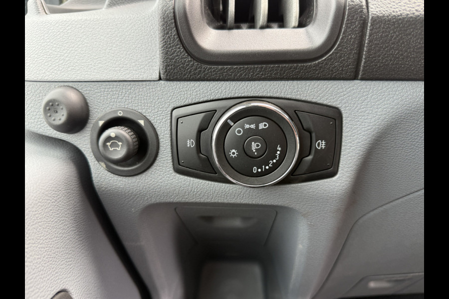 Ford Transit 2.0 TDCI 130PK L2H2 Airco Cruise Control Parkeersensoren Stoelverwarming Zwaailampen Kastwand Inbouw