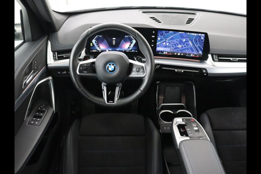 BMW X1 xDrive25e M Sport | SOH 93,3% | Adaptive cruise | Massage | Sportstoelen | Keyless | Stuurverwarming | Leder/Alcantara | Live Cockpit | Camera | Stoelverwarming | Adaptief LED | PHEV | Plug In