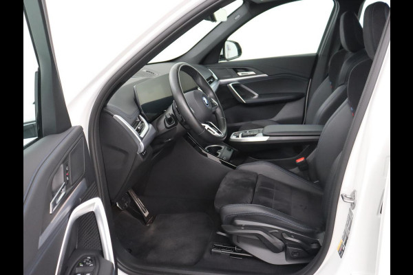 BMW X1 xDrive25e M Sport | SOH 93,3% | Adaptive cruise | Massage | Sportstoelen | Keyless | Stuurverwarming | Leder/Alcantara | Live Cockpit | Camera | Stoelverwarming | Adaptief LED | PHEV | Plug In