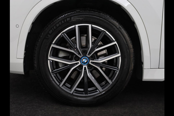 BMW X1 xDrive25e M Sport | SOH 93,3% | Adaptive cruise | Massage | Sportstoelen | Keyless | Stuurverwarming | Leder/Alcantara | Live Cockpit | Camera | Stoelverwarming | Adaptief LED | PHEV | Plug In