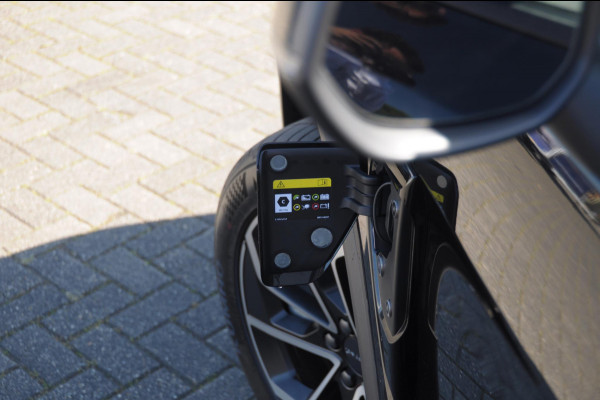 Lynk & Co 01 276PK Automaat Core / Adaptieve cruise control / Stoel - en stuurwielverarming / Parkeersensoren met camera / Apple carplay / Trekhaak / Metallic lak / 19" lichtmetalen velgen