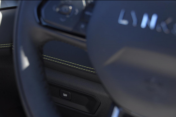 Lynk & Co 01 276PK Automaat Core / Adaptieve cruise control / Stoel - en stuurwielverarming / Parkeersensoren met camera / Apple carplay / Trekhaak / Metallic lak / 19" lichtmetalen velgen