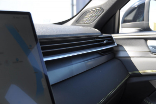 Lynk & Co 01 276PK Automaat Core / Adaptieve cruise control / Stoel - en stuurwielverarming / Parkeersensoren met camera / Apple carplay / Trekhaak / Metallic lak / 19" lichtmetalen velgen