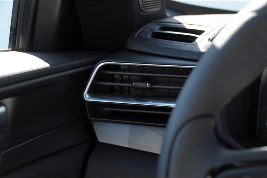 Lynk & Co 01 276PK Automaat Core / Adaptieve cruise control / Stoel - en stuurwielverarming / Parkeersensoren met camera / Apple carplay / Trekhaak / Metallic lak / 19" lichtmetalen velgen