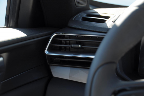 Lynk & Co 01 276PK Automaat Core / Adaptieve cruise control / Stoel - en stuurwielverarming / Parkeersensoren met camera / Apple carplay / Trekhaak / Metallic lak / 19" lichtmetalen velgen
