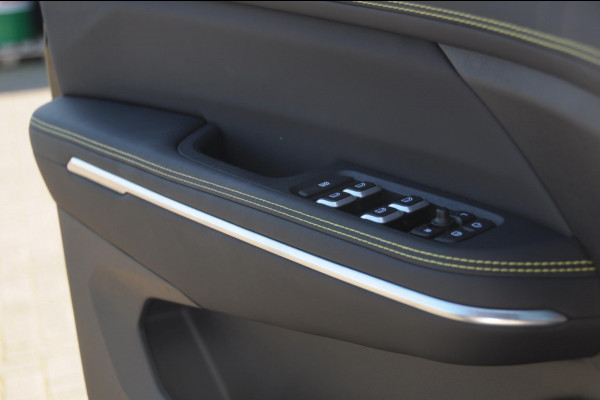 Lynk & Co 01 276PK Automaat Core / Adaptieve cruise control / Stoel - en stuurwielverarming / Parkeersensoren met camera / Apple carplay / Trekhaak / Metallic lak / 19" lichtmetalen velgen