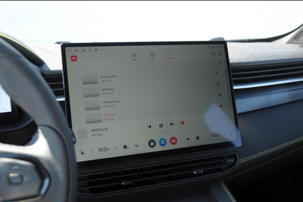 Lynk & Co 01 276PK Automaat Core / Adaptieve cruise control / Stoel - en stuurwielverarming / Parkeersensoren met camera / Apple carplay / Trekhaak / Metallic lak / 19" lichtmetalen velgen