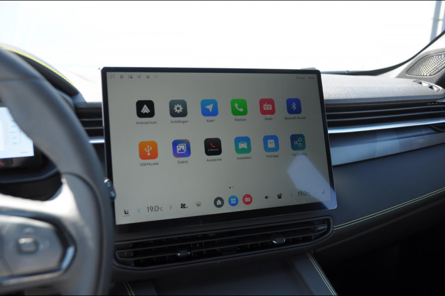 Lynk & Co 01 276PK Automaat Core / Adaptieve cruise control / Stoel - en stuurwielverarming / Parkeersensoren met camera / Apple carplay / Trekhaak / Metallic lak / 19" lichtmetalen velgen