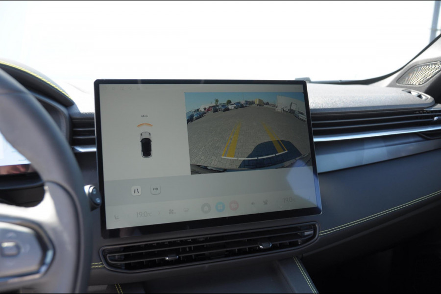 Lynk & Co 01 276PK Automaat Core / Adaptieve cruise control / Stoel - en stuurwielverarming / Parkeersensoren met camera / Apple carplay / Trekhaak / Metallic lak / 19" lichtmetalen velgen