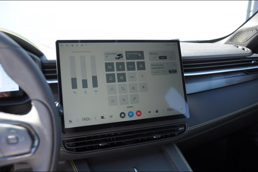 Lynk & Co 01 276PK Automaat Core / Adaptieve cruise control / Stoel - en stuurwielverarming / Parkeersensoren met camera / Apple carplay / Trekhaak / Metallic lak / 19" lichtmetalen velgen