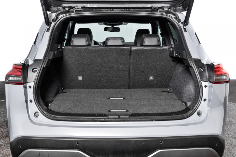 Nissan QASHQAI 1.3 MHEV Xtronic 158 PK Tekna Plus | Cold Pack | Pano | Trekhaak | Dig. Cockpit | Adapt. Cruise | Stoel-+stuurverw. | 360 Camera | Bose | NAV + App. Connect | Auto. Airco | LM 20" | Elek. Klep |