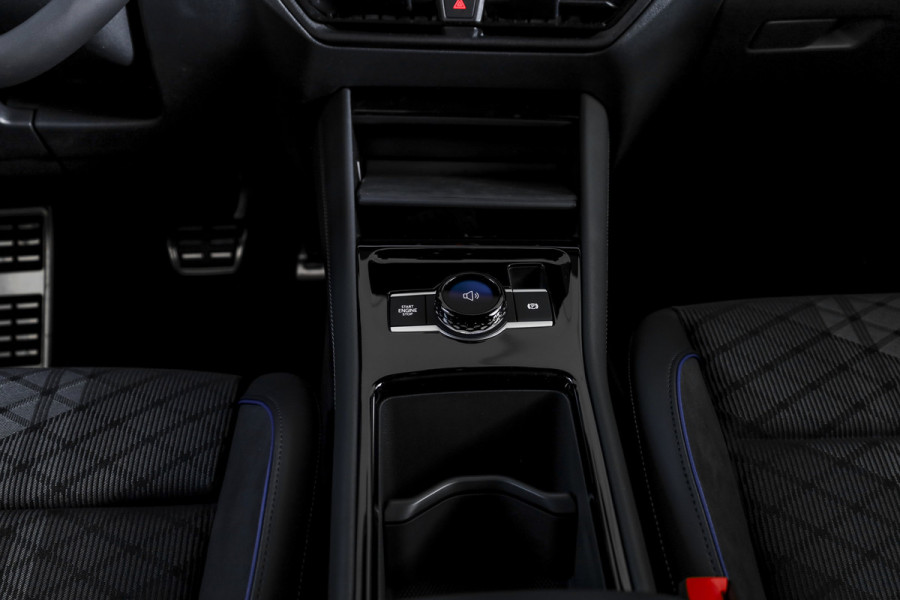 Volkswagen Tayron 1.5 eHybrid R-Line Edition | Black Style | 15 inch Navi | Elek. Trekhaak | IQ Light | HUD | S/K-Panodak | Dig. Cockpit | Adapt. Cruise | Stoel-+Stuurverw. | 360 Camera | NAV + App. Connect | ECC | Elek. Klep | LM 20" | 9294