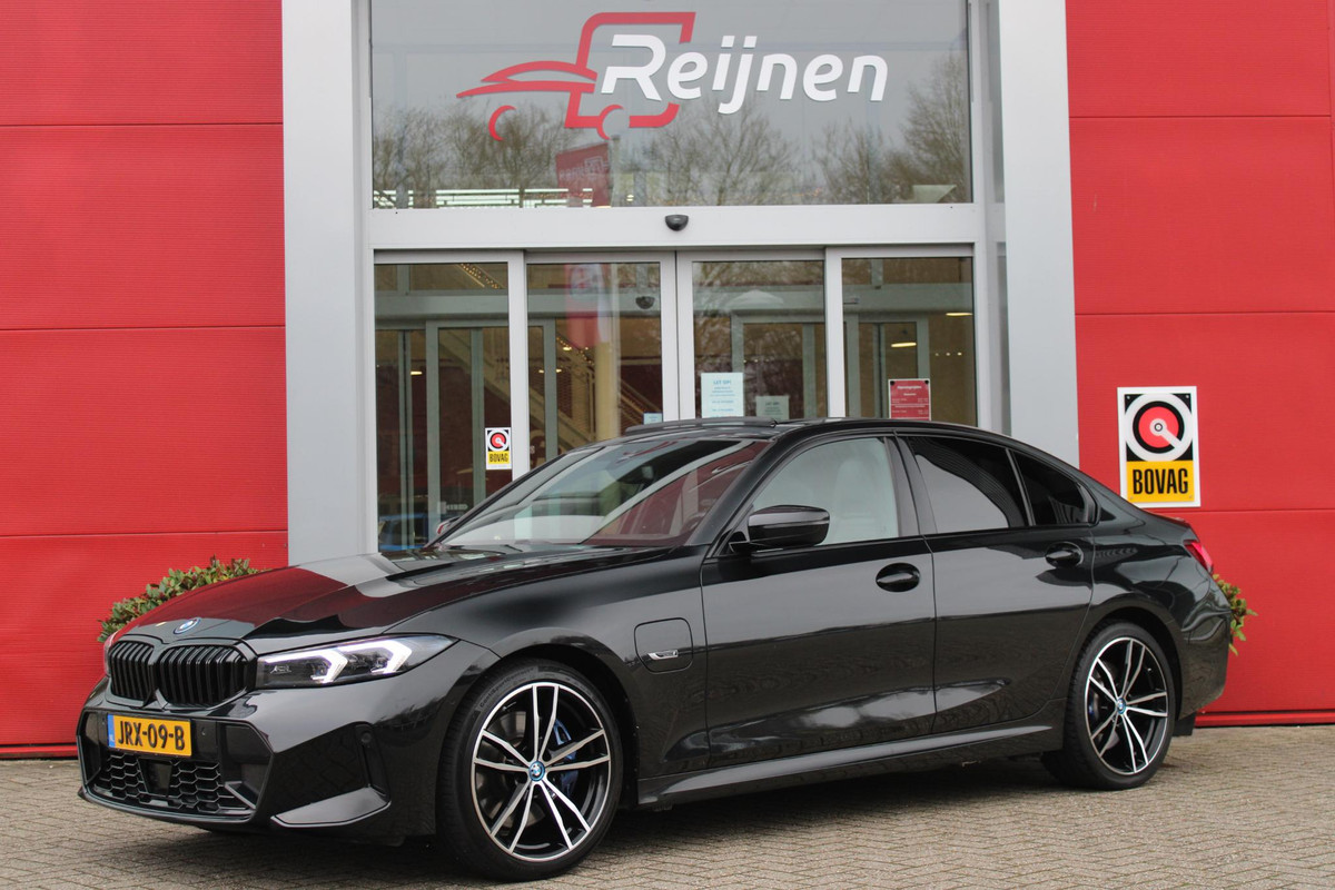 BMW 3-serie 330e 292PK xDRIVE M SPORT | PANORAMISCH SCHUIF/KANTEL DAK | M-SPORT PRO-PAKKET | M-SPORT REMMEN UITGEVOERD IN DONKERBLAUW MET M LOGO | BMW LIVE COCKPIT PROFESSIONAL | CURVED DISPLAY |DRIVING ASSISTANT INCL. HEAD-UP DISPLAY | PARKING ASSIST INCL. ACHTERUITRIJCAMERA | ADAPTIEVE LED KOPLAMPEN |SHADOW LINE | M-SPORTSTOELEN VOOR | LEDER VERNASCA MET CONTRAST STIKSELS M-SPORT | STOEL VERWARMING | DRAADLOZE APPLE CARPLAY | ELEKTRISCH VERSTELBARE STOELEN MET GEHEUGEN FUNCTIE | HEAD UP DISPLAY | DRAADLOZE TELEFOONLADER | DODEHOEK BEWAKING | COMFORT PACK INCL. ELEKTRISCHE ACHTER