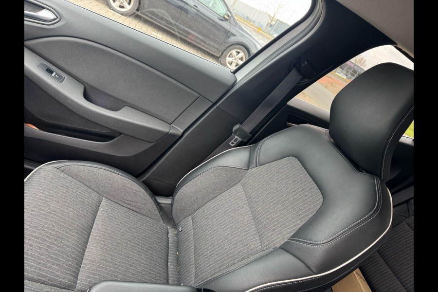 Renault Clio 1.0 TCe Intens 100pk | Navigatie | Pack Style | Trekhaak Afneembaar