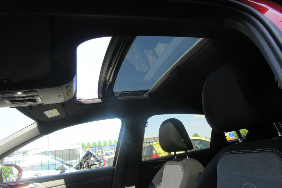 Volkswagen Taigo 1.5 TSI DSG R-Line Black Style, Panoramadak, Matrix, Trekhaak