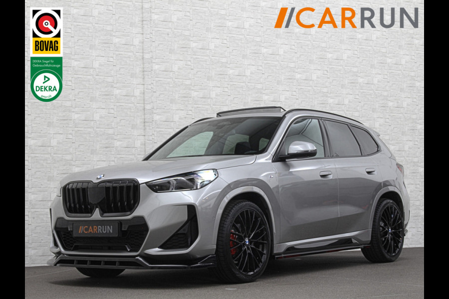 BMW X1 18i M-Sport Performance-Pack | Panorama | Sportstoelen | Carbon | Keyless-Entry | Sfeerverlichting | Achteruitrij-Camera | 5x op voorraad | Carplay | Full-LED | Black-Optic | Getint Glas | Stoelverwarming | Draadloos Laden |