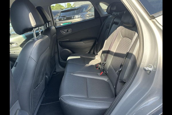 Hyundai Kona EV Premium 64 kWh SOH 97% | 12 MND BOVAG GARANTIE | STOEL/STUURVERWARMING | ELEK. STOELEN | DODEHOEK | KEYLESS | ACHTERUITRIJ CAMERA | HEAD UP | ADAP. CRUISE |