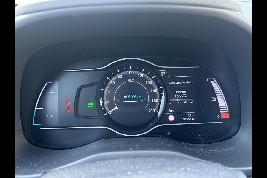 Hyundai Kona EV Premium 64 kWh SOH 97% | 12 MND BOVAG GARANTIE | STOEL/STUURVERWARMING | ELEK. STOELEN | DODEHOEK | KEYLESS | ACHTERUITRIJ CAMERA | HEAD UP | ADAP. CRUISE |