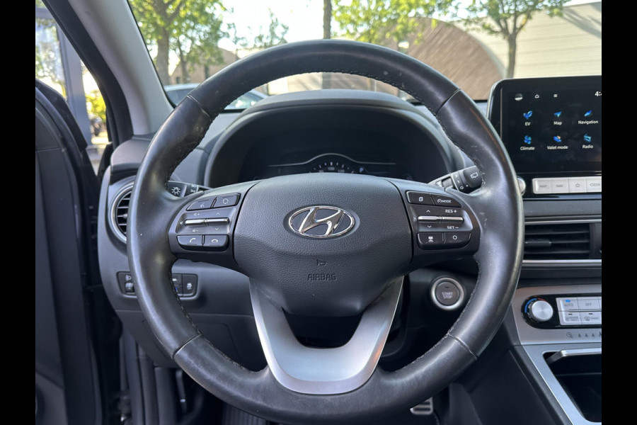 Hyundai Kona EV Premium 64 kWh SOH 97% | 12 MND BOVAG GARANTIE | STOEL/STUURVERWARMING | ELEK. STOELEN | DODEHOEK | KEYLESS | ACHTERUITRIJ CAMERA | HEAD UP | ADAP. CRUISE |