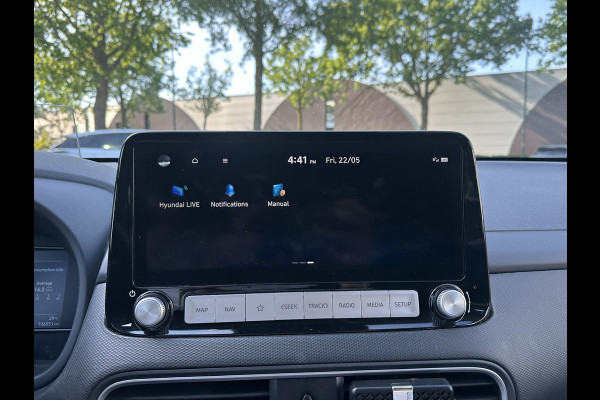 Hyundai Kona EV Premium 64 kWh SOH 97% | 12 MND BOVAG GARANTIE | STOEL/STUURVERWARMING | ELEK. STOELEN | DODEHOEK | KEYLESS | ACHTERUITRIJ CAMERA | HEAD UP | ADAP. CRUISE |