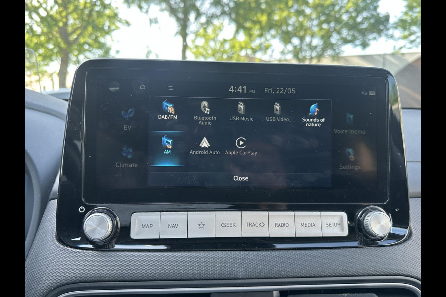 Hyundai Kona EV Premium 64 kWh SOH 97% | 12 MND BOVAG GARANTIE | STOEL/STUURVERWARMING | ELEK. STOELEN | DODEHOEK | KEYLESS | ACHTERUITRIJ CAMERA | HEAD UP | ADAP. CRUISE |
