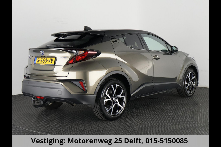 Toyota C-HR 1.8 HYBRID BI-TONE LUXERY LINE GARANTIE 5-2032 TREKHAAK. 4 SEIZOENEN BANDEN.NAVIGATIE. STUUR EN STOELVERWARMING. HALF LEDER