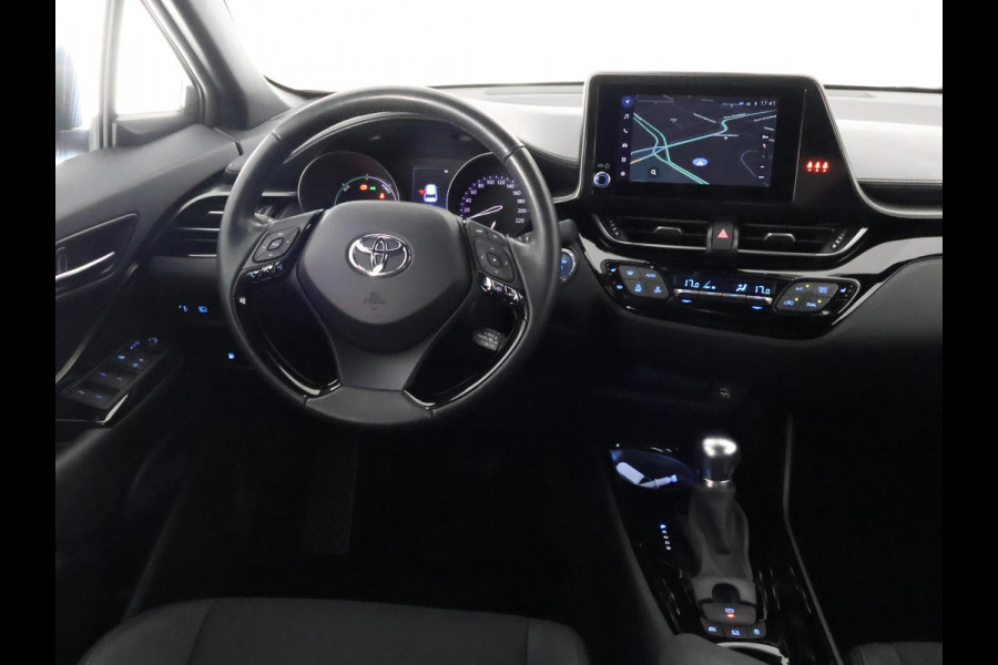 Toyota C-HR 1.8 HYBRID BI-TONE LUXERY LINE GARANTIE 5-2032 TREKHAAK. 4 SEIZOENEN BANDEN.NAVIGATIE. STUUR EN STOELVERWARMING. HALF LEDER