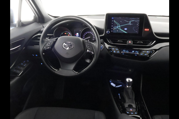 Toyota C-HR 1.8 HYBRID BI-TONE LUXERY LINE GARANTIE 5-2032 TREKHAAK. 4 SEIZOENEN BANDEN.NAVIGATIE. STUUR EN STOELVERWARMING. HALF LEDER