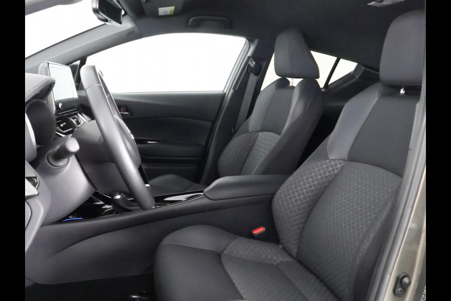 Toyota C-HR 1.8 HYBRID BI-TONE LUXERY LINE GARANTIE 5-2032 TREKHAAK. 4 SEIZOENEN BANDEN.NAVIGATIE. STUUR EN STOELVERWARMING. HALF LEDER