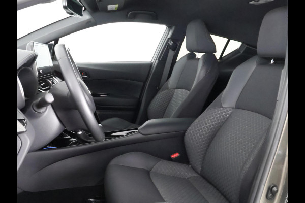 Toyota C-HR 1.8 HYBRID BI-TONE LUXERY LINE GARANTIE 5-2032 TREKHAAK. 4 SEIZOENEN BANDEN.NAVIGATIE. STUUR EN STOELVERWARMING. HALF LEDER
